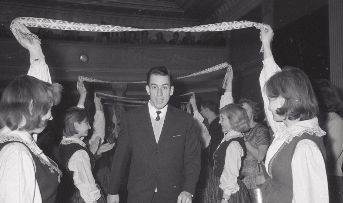 Pärast olümpiakulla võitmist 1964. aastal võeti Ants Antsonit Eestis vastu kui suurt kangelast.