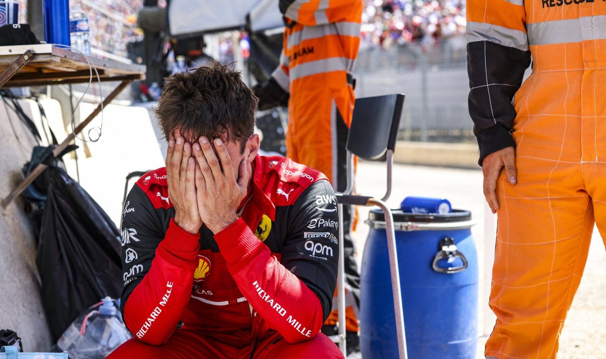 Pettunud Charles Leclerc jääb Max Verstappenist üha kaugemale.