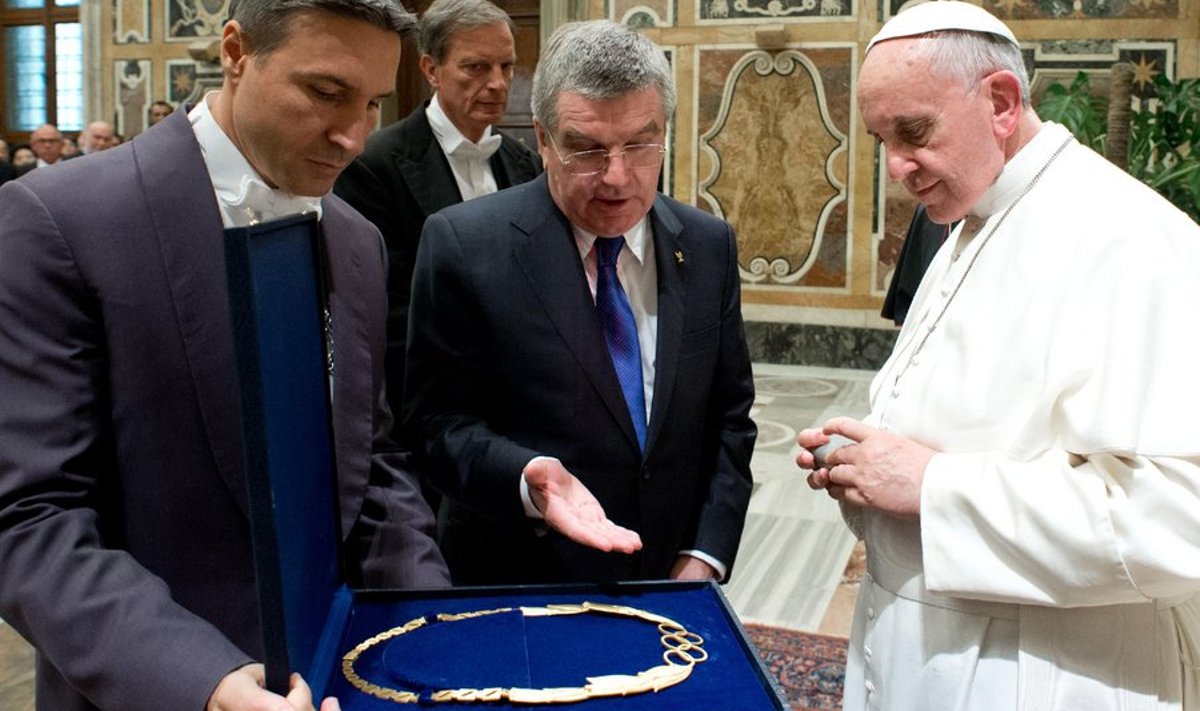 Thomas Bach esitleb paavstile olümpiakomitee kingitust.
