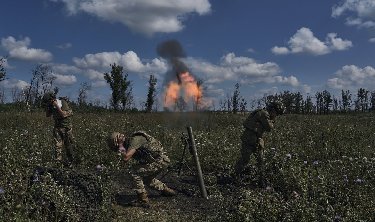 Ukraina sõdurid tulistavad Bahmuti lähistel miinipildujast Venemaa positsioone. Foto on tehtud 12. augustil 2023.