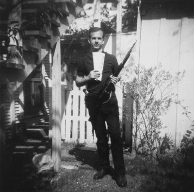 MÕRVARELV: Oswald poseerib vitnpüssiga Carcano Model 38, mille tellis posti teel. Foto oli üks asitõenditest, mis lõpuks Oswaldi tabamiseni viis. 