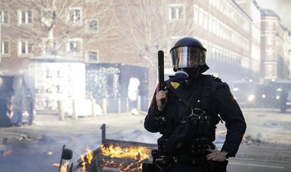 Taani politseinik pärast seda, kui koraani hävitamine parempoolse poliitiku poolt vallandas rahutused