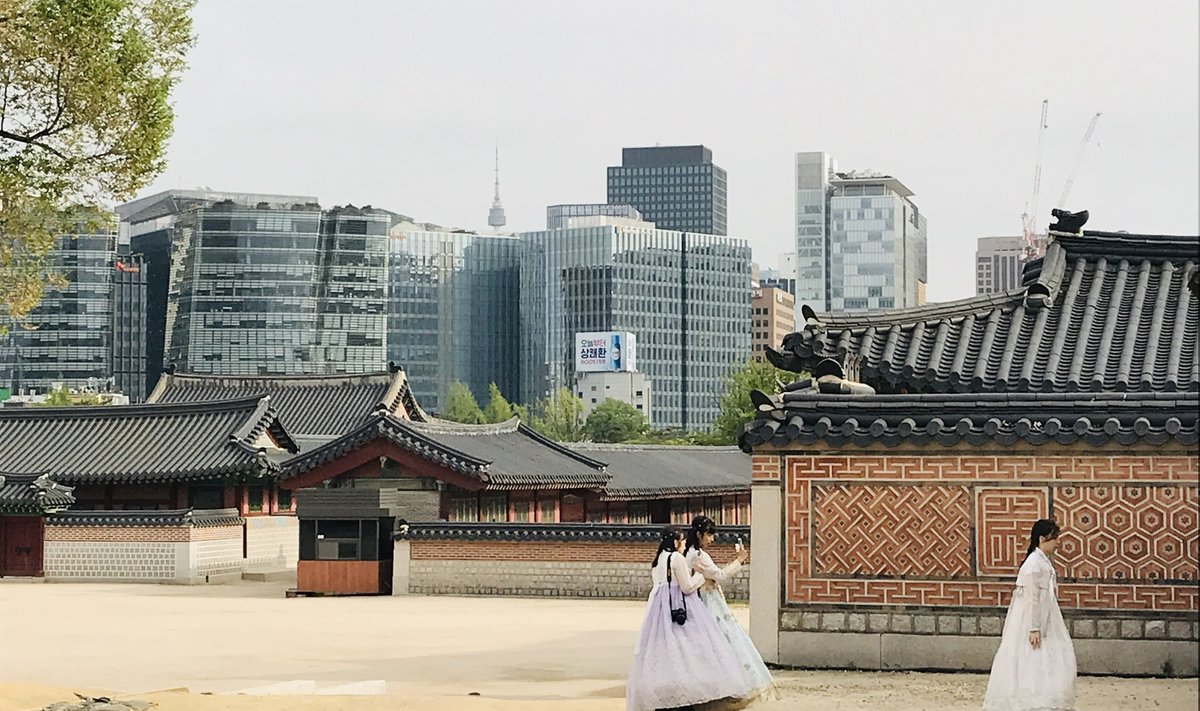 Pääs Seoulis asuvasse Gyeong­bokgungi paleesse on rahvariides külastajatele tasuta. 