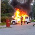 ФОТО и ВИДЕО | На парковке Hesburger в Ласнамяэ открытым пламенем полыхал автомобиль