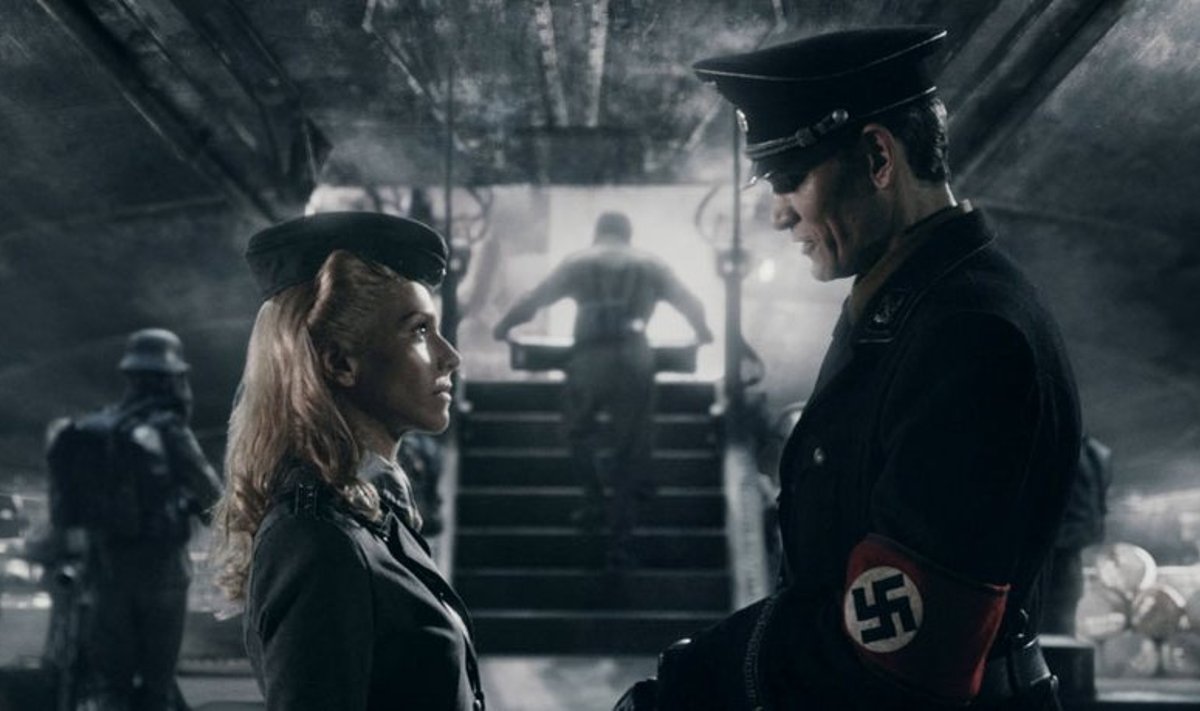 Kuu pealt kukkunud natsikaunitar Renate, kes usub Hitleri headusesse, ja Götz Otto mängitud sama päritolu Klaus. Kaader filmist