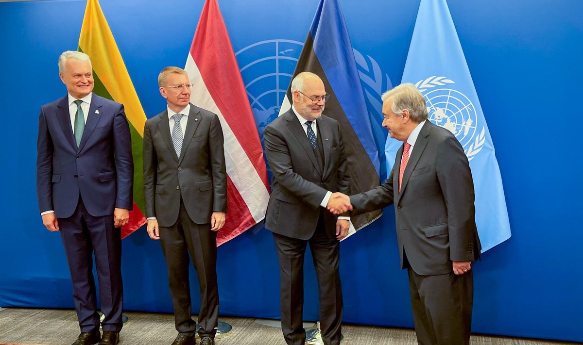 Алар Карис здоровается с Генсеком ООН (крайний справа)