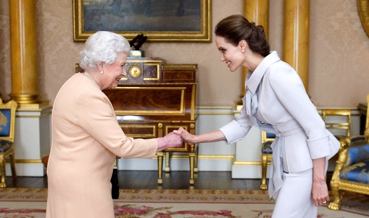 Kuninganna Elizabeth II ja näitleja Angelina Jolie