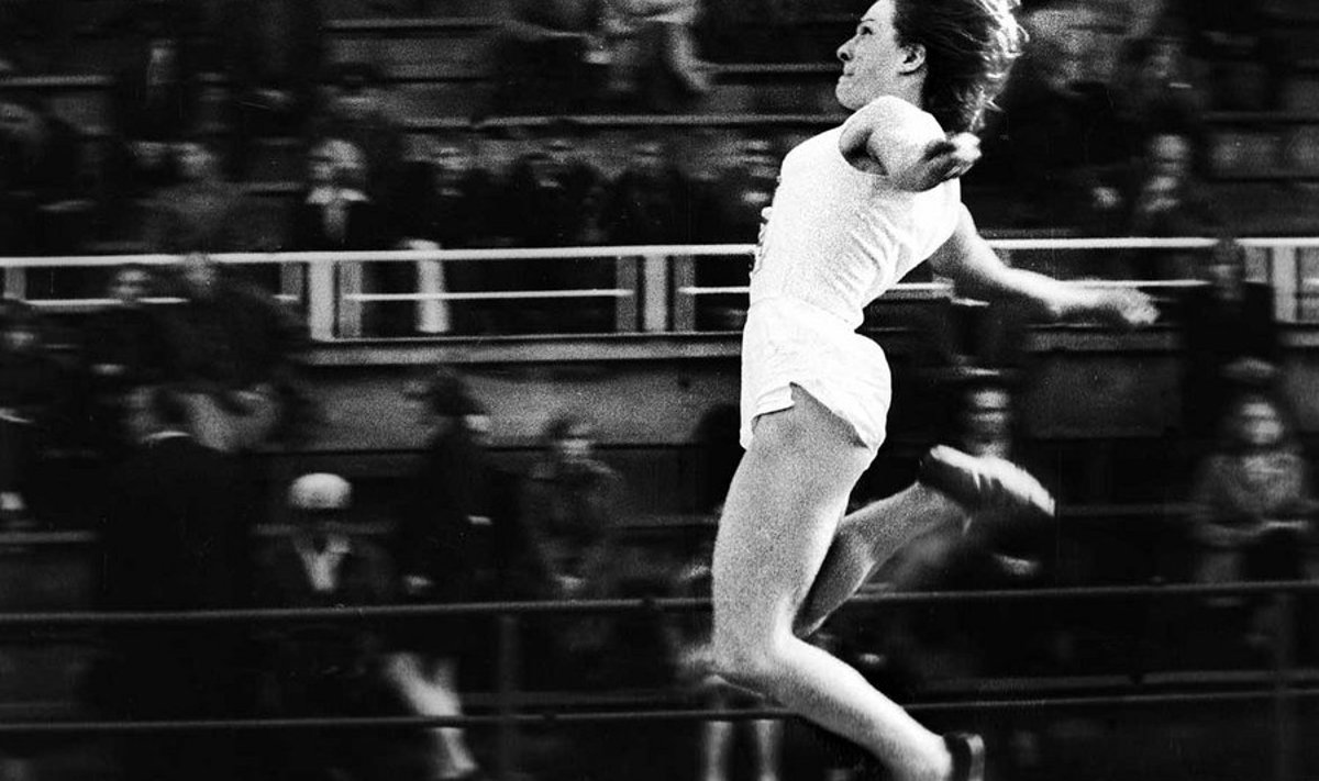 Tiina Torop 1974. aastal kaugushüppe Eesti meistrivõistlustel (Foto: Lembit Peegel)