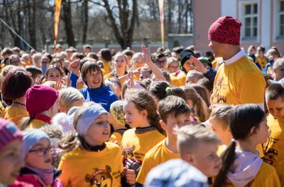 Kadriorus peetud heategevuslikul teatejooksul osalenud president Kersti Kaljulaid sai end lastemeres tõelise rokkstaarina tunda.