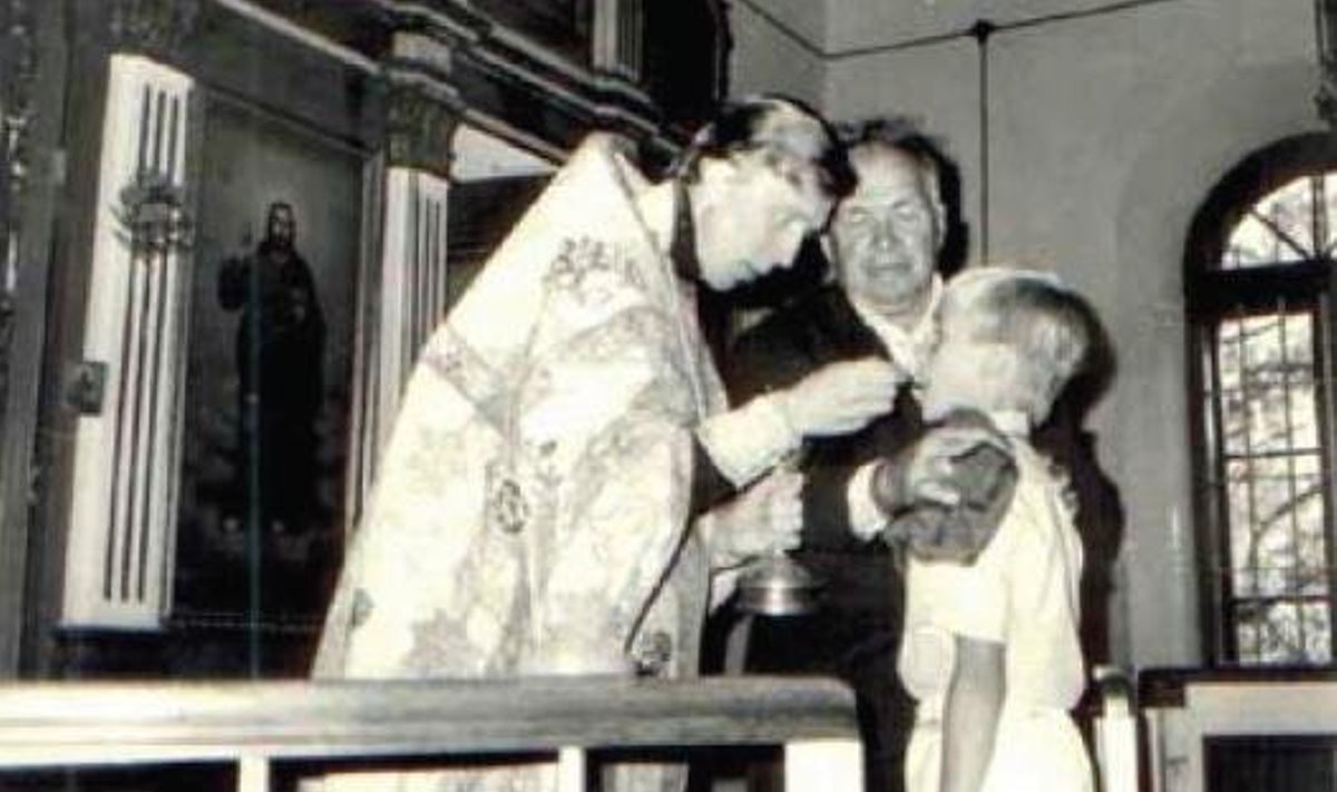 Vanaisa V. Avamere tütrepoja Andrise ristimisel Häädemeeste õigeusu kirikus 1988. a.
