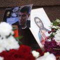 ФОТО: Место убийства Немцова превратили в импровизированный мемориал