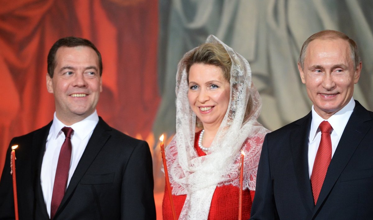Dmitri Medvedev koos abikaasaga ja Vladimir Putin lihavõtteid tähistamas
