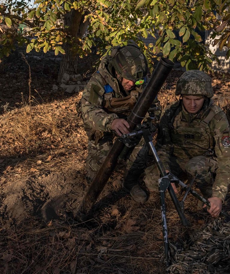 Ukraina sõjaväelased valmistumas laskma miinipildujast üle Dnipro jõe Venemaa positsioonide suunas. Foto tehtud 6. novembril 2023.