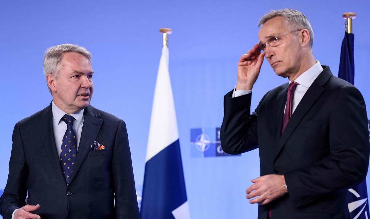 Soome välisminister Pekka Haavisto (vasakul) Brüsselis NATO peasekretäri Jens Stoltenbergiga