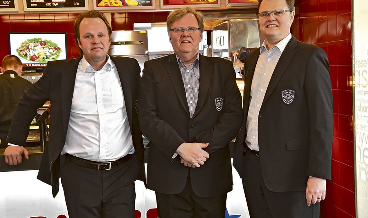 Marko (vasakult), Heikki ja Kari Salmelad söövad sageli Hesburgeris. McDonaldsist on nende burgerid paremad, lubavad nad. Foto: Mari Mero, erakogu.
