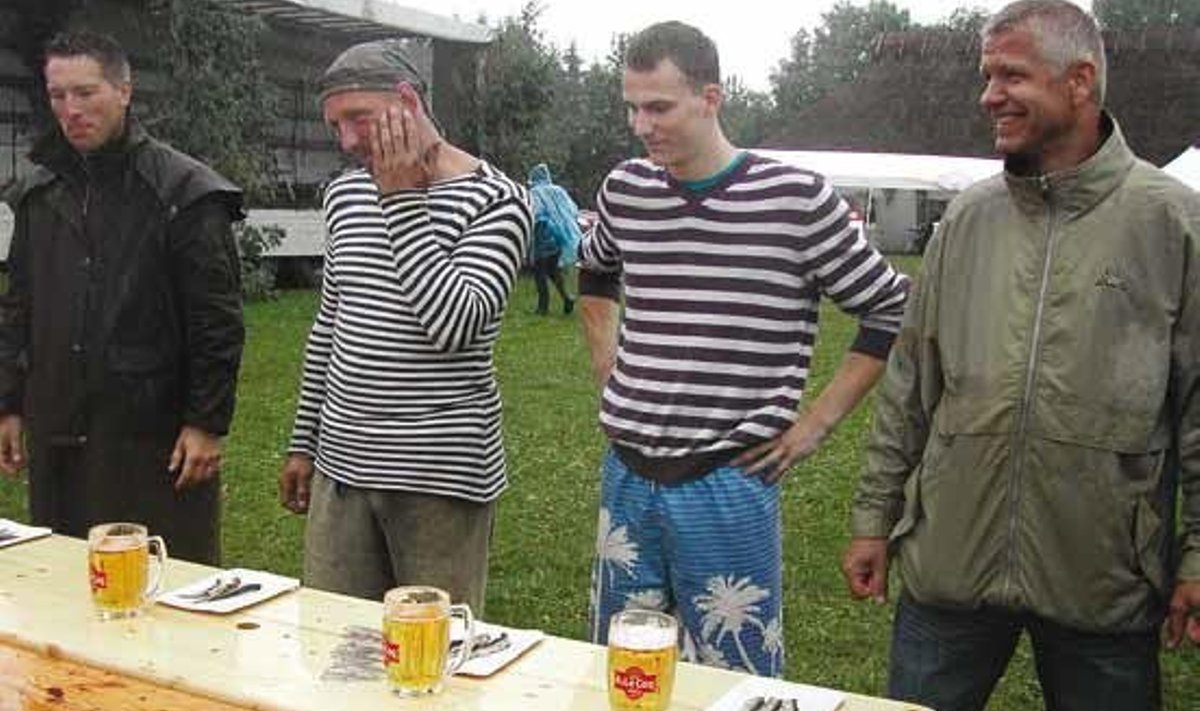 Neli võistlejat on valmis alustama rannarahva kahevõistlusega – aja peale tuleb ära süüa kolm kuivatatud räime ja peale juua kann küla õlut. Foto: Kadi Lang