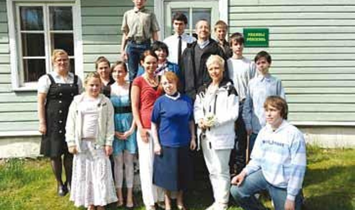 Prangli kooli lapsed koos president Toomas Hendrik Ilvese ja proua Evelin Ilvesega kooli ees suvel 2010.