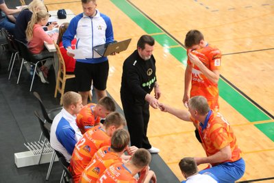 Pärnu juhendaja Avo Keel annab Mati Koorepile üle mängijate asetuslehe. Keel leiab äramärkimist ka Koorepi mälestustes.