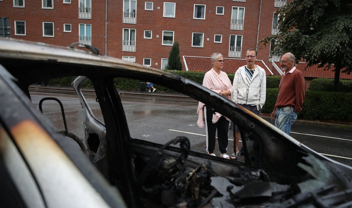 Göteborgi elanikud eile põletatud auto juures