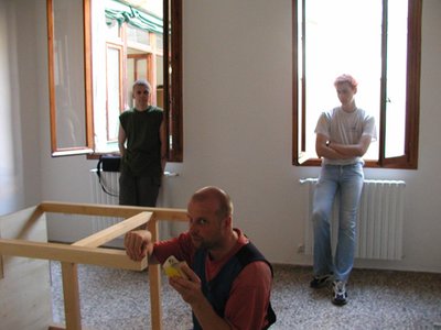 Valmib Eesti paviljon 2003. aasta Veneetsia biennaalil. Esiplaanil annab viimast lihvi teosele traksipükstes Kaido Ole, tagaplaanil puhkab vasakpoolsel aknal teine Eesti esindaja Marko Mäetamm.