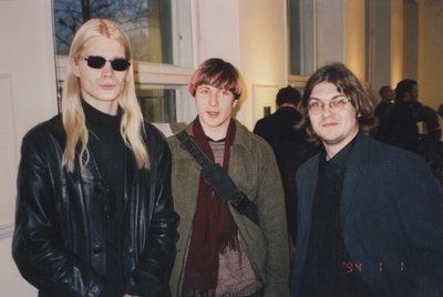 Nullindate cool’id poisid (vasakult) Kiwa, Hanno Soans ja Anders Härm poseerivad Härmi koostatud CD-ROMi „Video- ja tegevuskunst Eestis“ esitlusel Tallinna Kunstihoones 2001. aastal.