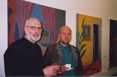 Kunstnik (vasakult) Jüri Ojaver ja kunstnik ning arhitekt Peeter Pere Kunstihoones 2003. aastal.