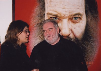 Kuraator Anders Härm ja kunstnik Raul Meel vestlevad Ilmar Kruusamäe maalitud kunstikoguja Matti Miliuse portree ees 2003. aastal.