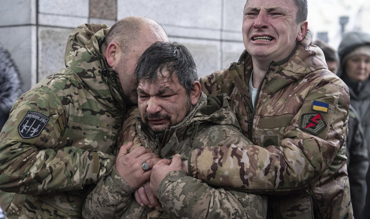 Ukraina sõdurid leinavad Hersoni all langenud kaaslast