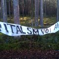 PÄEVAPILT | Metsakaitsjad võitlevad lageraie vastu metsa riputatud plakatitega