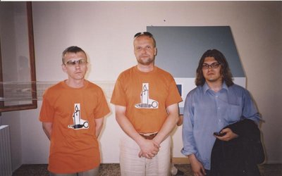 2003. aasta Veneetsia biennaali Eesti paviljoni kunstnikud (vasakult) Marko Mäetamm ja Kaido Ole (esinesid toona ühise nime John Smith all) koos kuraator Anders Härmiga, kes praegu juhib EKAs kureerimise õppesuunda.