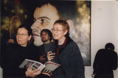 (Vasakult) Eesti tuntuim feministlik kunstiteadlane Katrin Kivimaa ja 2000. aastal ilmuma hakanud Kunst.ee (almanahhi Kunst järglane) peatoimetaja Heie Treier 2003. aastal Ilmar Kruusamäe näitusel.