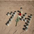 ФОТО: В память об утонувшем в озере Ванамыйза подростке приносят цветы и свечи