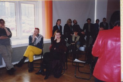 2001. aastal osales Eesti kolmandat korda Veneetsia biennaalil, mil meid esindasid Marko Laimre ja Ene-Liis Semper (vasakult esireas istumas). Veneetsia biennaali pressikonverentsil seisab vasakul ääres noor Anders Härm, kes juba järgmisel biennaalil osales Eesti paviljoni kuraatorina.
