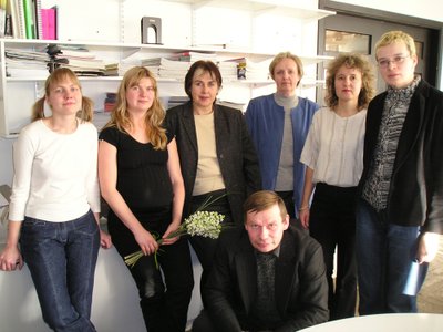 Kaasaegse Kunsti Eesti Keskuse kollektiiv koos 1990. – 2000. aastate ühe kõige tuntuma kunstikriitiku Ants Juskega aastal 2002.