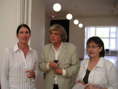 Kunstiajaloolased Krista Kodres ja Juhan Maiste koos Sirje Helmega Kunstiteadlaste Ühingu üldkogul Tallinna Kunstihoones 2005. aastal.