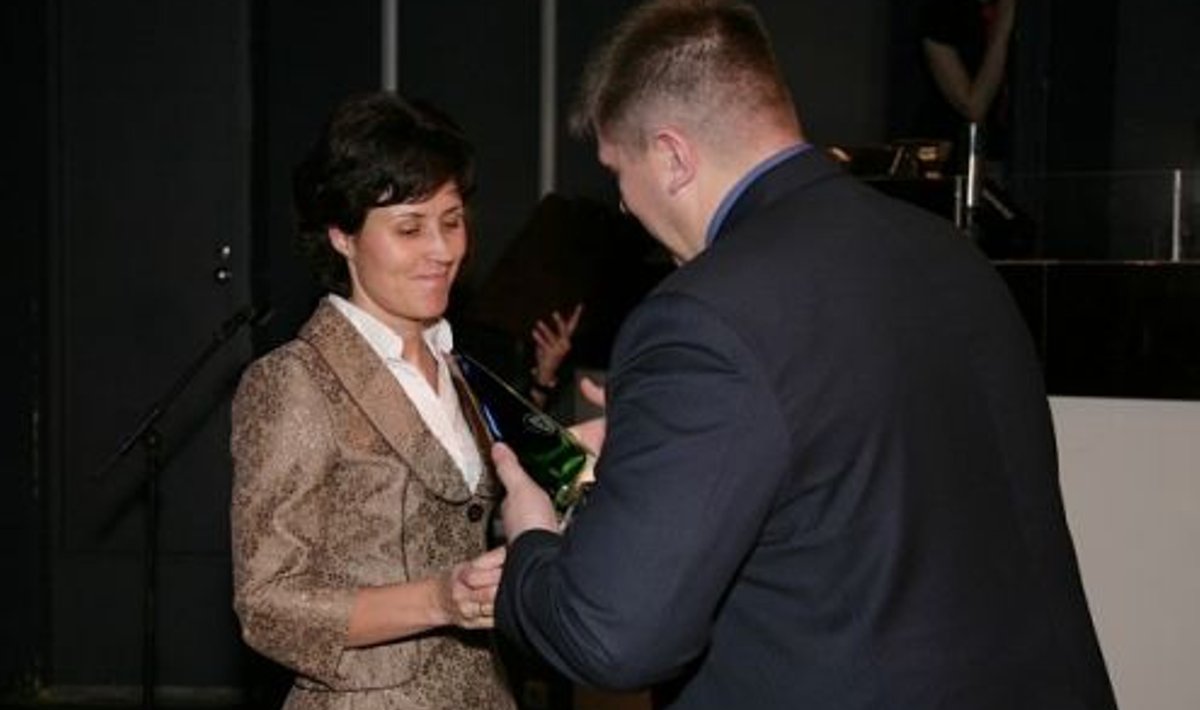 Parimat naissportlast Jelena Všivtsevat õnnitleb politseipeadirektor Raivo Küüt