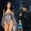 PÄRIS PIINLIK: värskelt lahku läinud Bella Hadid ja The Weeknd jooksid Victoria's Secreti pesušõul keset lava kokku
