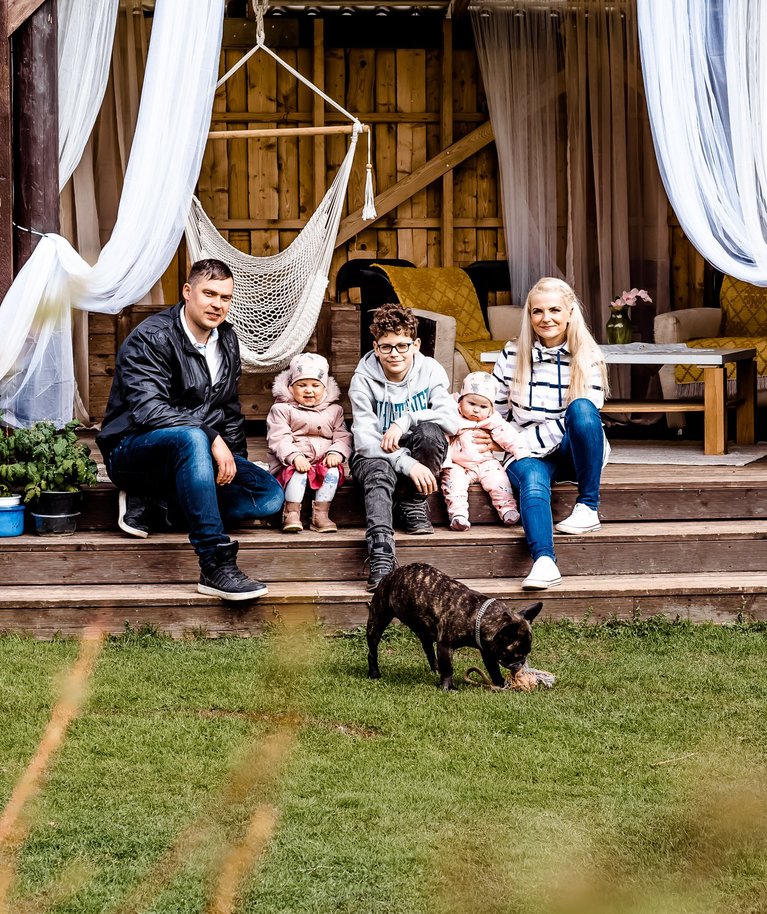 Kolm last ja koer on uhke varandus ning elu maal muudab selle täiuslikuks.