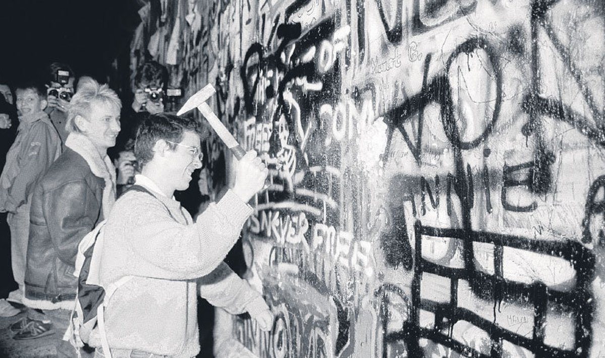 Rahvas oli 1989. aasta  9. novembri õhtul  Berliini müüri juurde  jõudes väga otsustavas  meeleolus – mõttetu  takistus Ida- ja Lääne- Saksamaa vahel  peab kaduma!