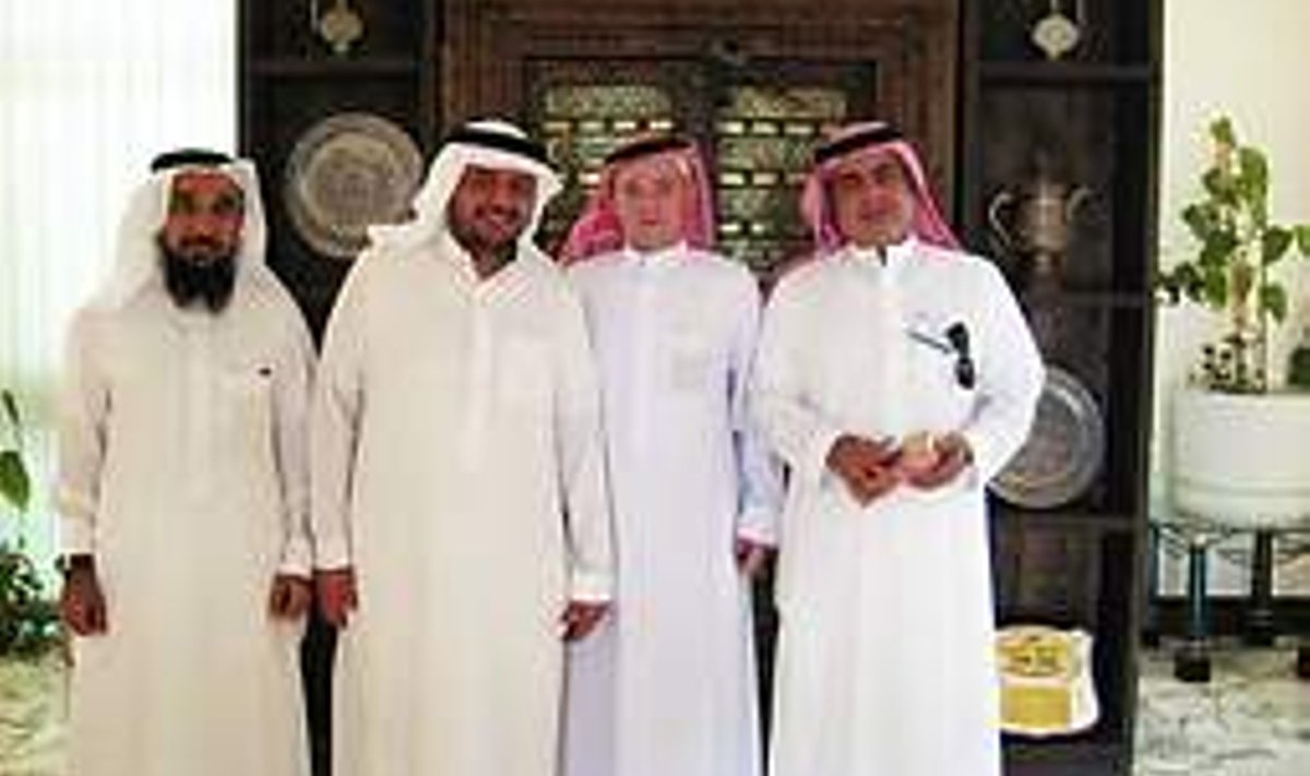VANAD SÕBRAD: Ken Koort (pildil paremalt teine) käis hiljuti sõbral šeik Ahmed Salem Bugshanil (vasakult teine) Saudi Araabias külas. erakogu