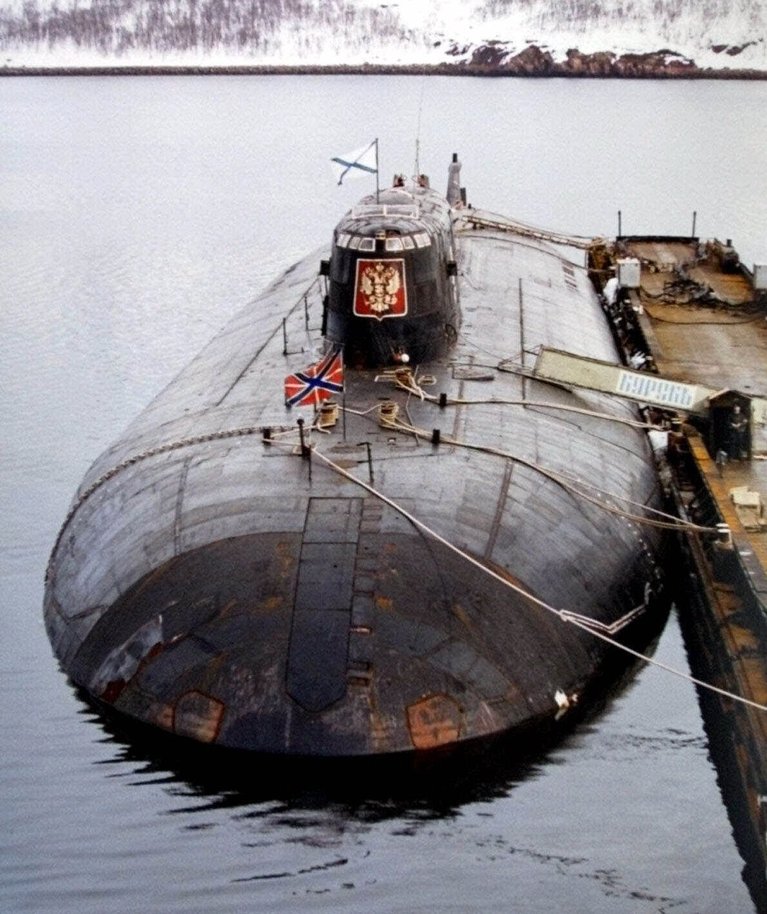 Allveelaev Kursk Vene mereväebaasis maikuus 2000, mõni kuu enne hukku.