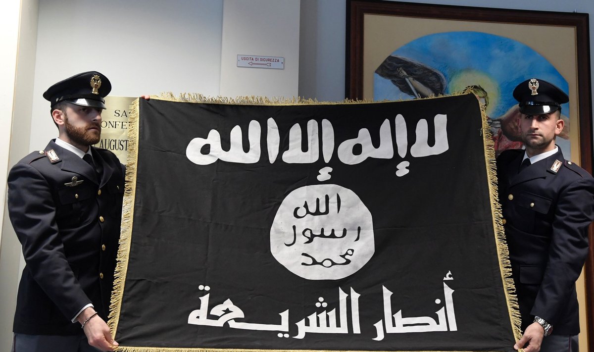 TÕHUS: Itaalia politsenikud näitavad konfiskeeritud ISISe lippu.
