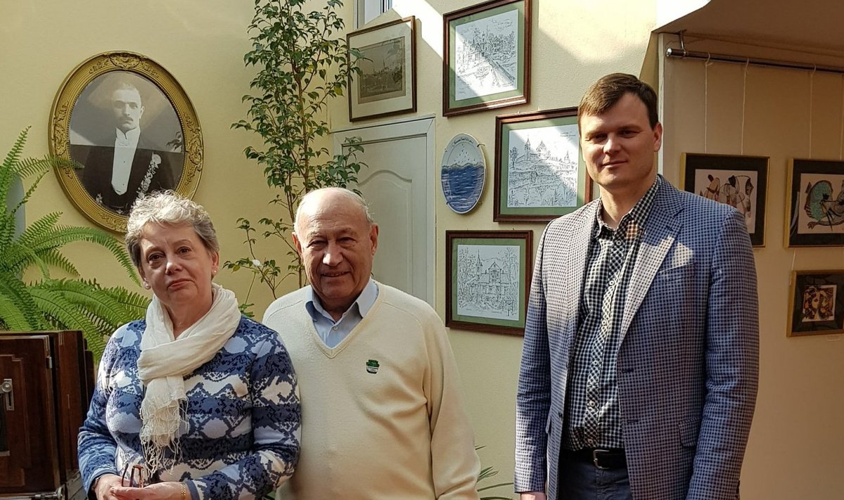 Saaremaa vallavolikogu esimees Tiiu Aro, Carl Bulla fondi president Valentin Elbek ja vallavanem Madis Kallas Peterburis Bulla majas.