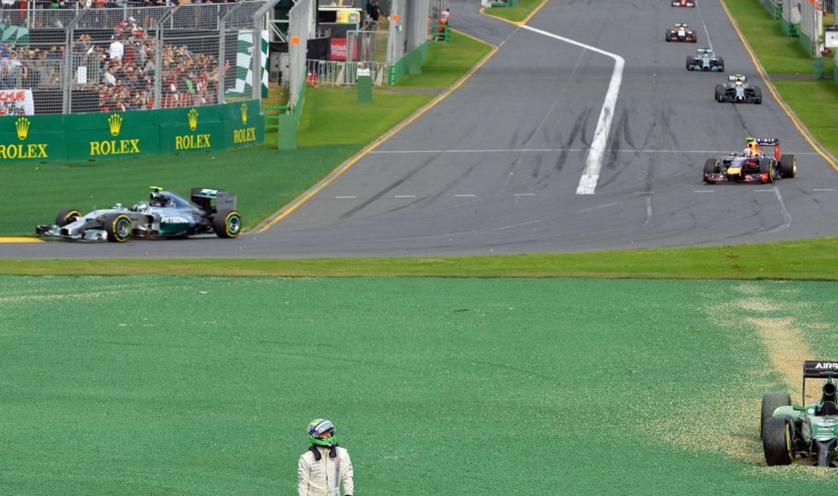 Felipe Massal (keskel) läks Austraalia GP-l küll juba stardis kehvasti, kui konkurent Kamui Kobayashi oma autoga (paremal) talle sisse sõitis, ent üldises plaanis ei pakkunud avavõistlus kardetud romurallit.