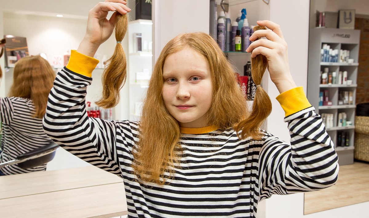 Pärnu tüdruk Merili Maidlas lasi juuksuril oma juuksed tublisti lühemaks lõigata ja annetas need abivajajatele parukate tegemiseks.