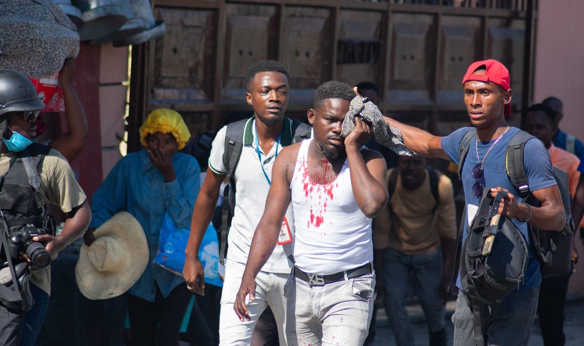 Port-au-Prince’is elavad ajakirjanikud pidevas ohus. Pildil ajakirjanik, keda vigastas politsei välja lastud pisargaasi kanister. 