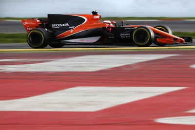 UUS VÄRV, VANAD HÄDAD: McLareni auto on nüüd oranž-must, ent jõuallikad on endistviisi nõrgad ja lagunevad.