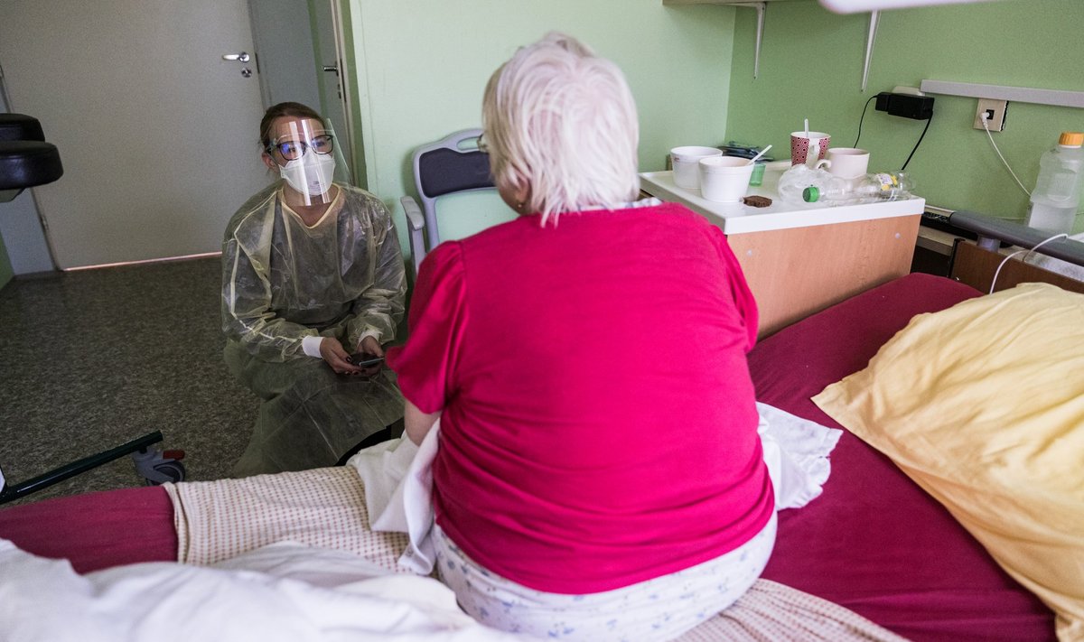 RIINA (67): Kosub Põlva haiglas koroonast juba 11. päeva. "Ei olnudki väga raske põdeda," möönab Riina, "ma olen ju vaktsineeritud." Nakkuse sai ta Tartu haiglast, kui läks sinna reieoperatsioonile.