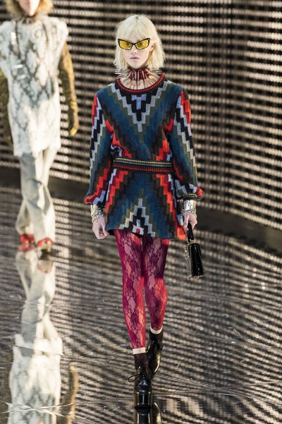 Gucci sügistalvine moeetendus Milanos innustab erksavärvilisi pitssukki välja kraamima ja neid kudumitega kombineerima.