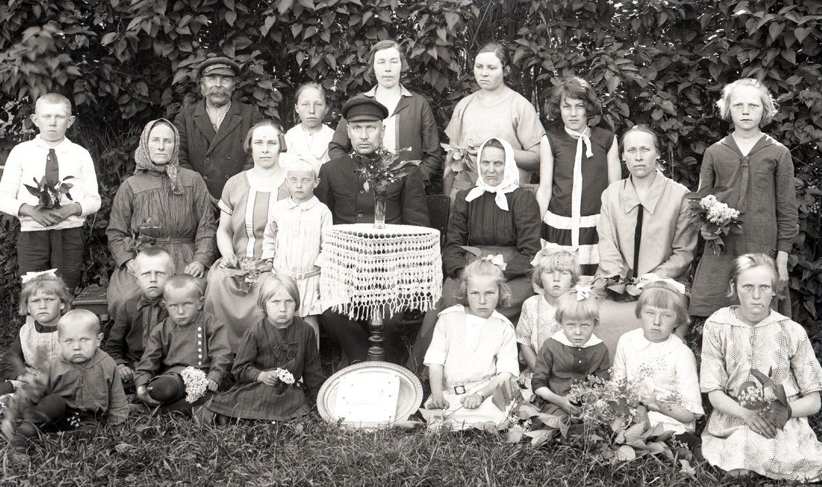 Eduard Nõmme tütre Elli-Linda 6. sünnipäeva tähistamine 1920. aastail Saaremaal.